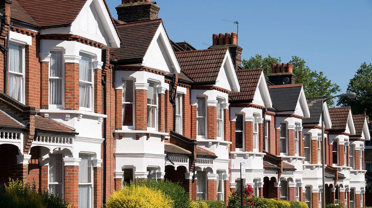 UK homes top quarter of million pounds for first time